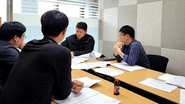 지난 5월 12일 고품격 공공건축물 건립을 위해 사업 관련자들이 회의를 진행하는 모습, 고품격 공공건축물 건립을 위해 서산시 성연면 청소년문화의 집 공사 현장을 감독하는 모습