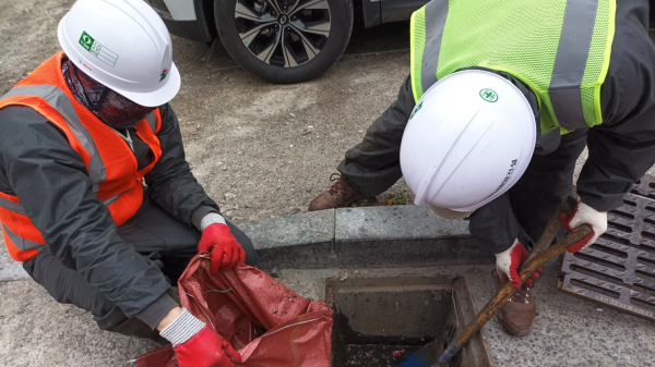 서산시가 여름철 집중호우에 대비해 도로변 빗물받이 정비를 하고 있다.