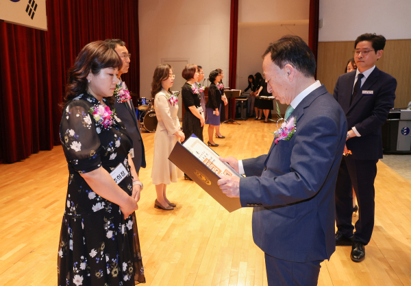 스승의 날 기념식에서 유공자 표창 모습