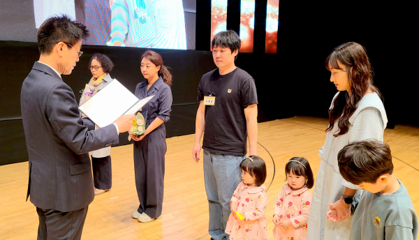 백석대 송기신 총괄부총장이 편지공모전과 사진공모전 백석대학교총장상 수상자들에게 상장을 전달 모습