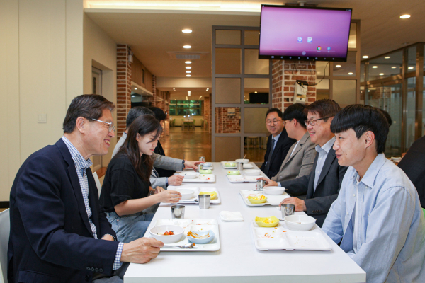 우송대 오덕성 총장과 학생들이 천원의 아침밥 식사 모습
