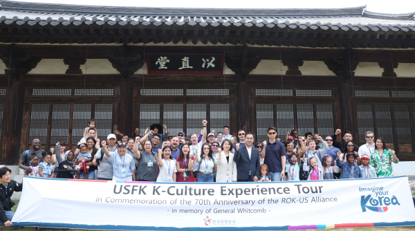 주한미군 팸투어 참가자들과 기념촬영 하고 있는 모습