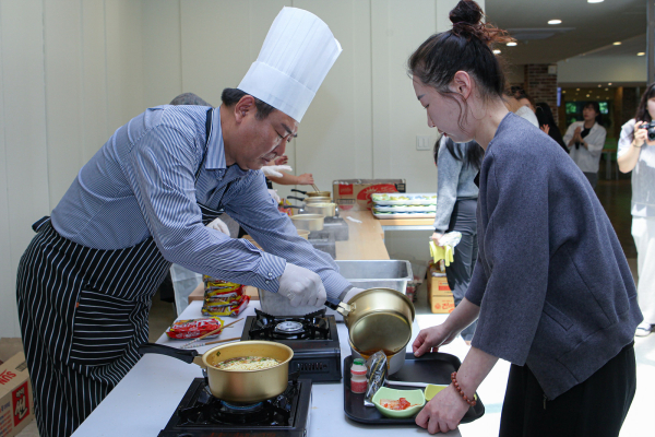 우송대 사회복지학과, 교수와 함께하는 사랑라면 릴레이(좌측 김학만 교수 모습)