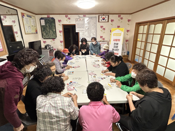 입식테이블 이용하는 어르신들