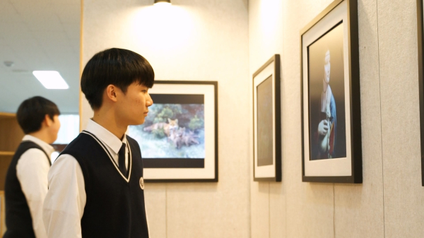 학교 내 스마트갤러리에서 작품을 감상하고 있는 한 학생