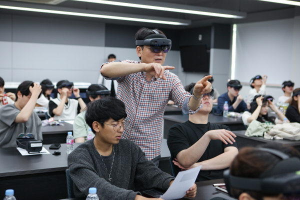 홀로렌즈2를 활용한 인체의 뼈, 근육 등 해부학 AR 실습 시연 모습