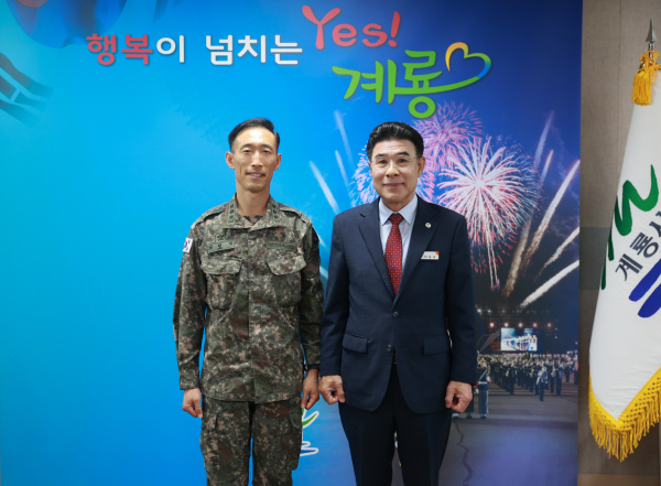 왼쪽부터 최원석 지상군페스티벌행사기획단장, 이응우 시장