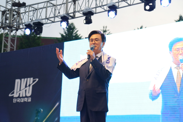 김태흠 지사가 단국대학교 천안캠퍼스 축제에서 축사를 하고 있다.