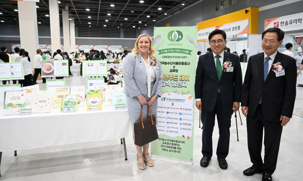 ‘우수식단 전시 홍보관’에서 저탄소 식생활 설명 후 기념사진 * (왼쪽부터) 주한미국대사관 리사 엘렌 농업무역관장, 한국농수산식품유통공사 김춘진 사장, 국제요리&제과경연대회 오제세 대회장
