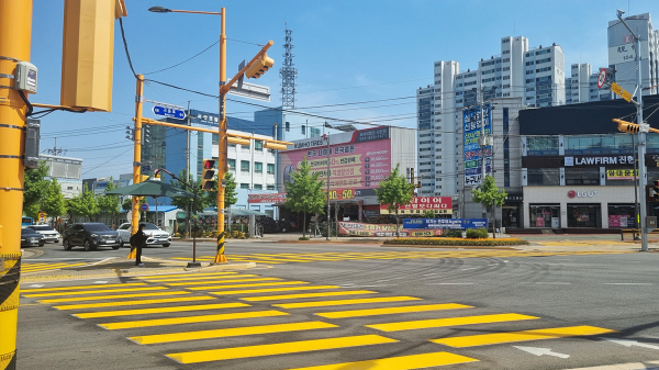 부춘초등학교 노란색 횡단보도 모습