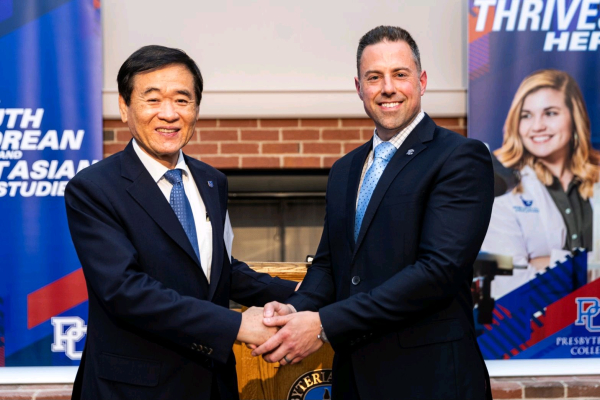 한남대 이광섭 총장과 미국 프레스비테리안대학 매튜 반덴버그 총장이 온라인 언어교육 협약을 체결하고 있다.