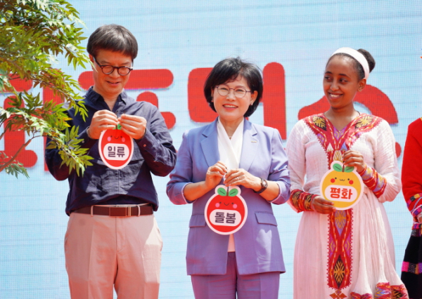 외국인주민과 대전시민이 짝을 이뤄 나무에 ‘경제’, ‘돌봄’, ‘평화’ 등 소망을 담은 열매를 거는 퍼포먼스를 진행했다. 이석봉 대전시 경제과학부시장(사진 왼쪽)과 김인식 대전시사회서비스원장(사진 가운데)