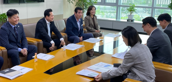 국민의힘 장동혁 의원이 정부 관계자와 대화를 나누고 있다.