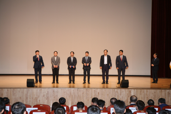 23일 교내 아트홀에서 개교 96주년 기념식을 열고 대학발전 기여자로 감사패를 받은 수상자들이 수상소감을 얘기하고 있다.