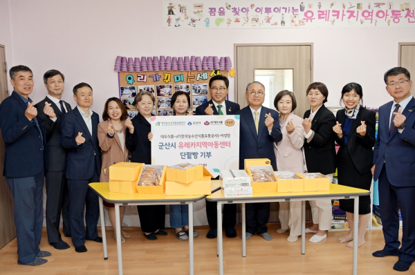 군산시 유레카 지역아동센터 단팥빵 기부 물품 전달식 * (좌측 5번째부터) ㈜이성당 김현주 대표, 유레카 지역아동센터 박연희 센터장, 한국농수산식품유통공사 김춘진 사장, ㈜대두식품 조성용 대표