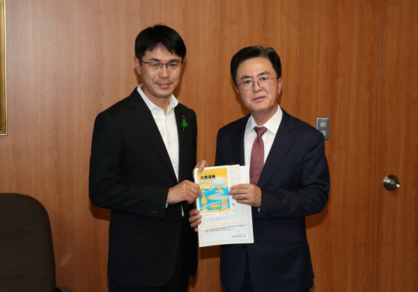 김태흠 충남지사(오른쪽) 가나라현지사에게 대백제전 초청장을 전달하고있다