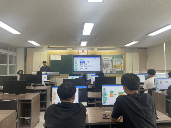 세종고등학교 학생들이 자율주행 전기차 교육을 받고 있다.