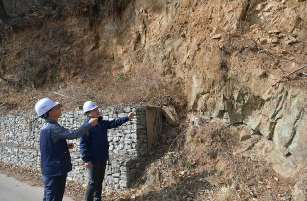 최재구 군수 수철지구 급경사지 붕괴위험지역 점검 모습