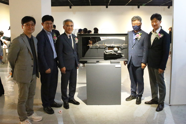 지난 23일 목원대미술관에서 열린 ‘제49회 목원대학교 미술·디자인대학 교수작품전’ 개막식에서 이희학 총장(왼쪽 세 번째) 등이 작품 앞에서 기념촬영