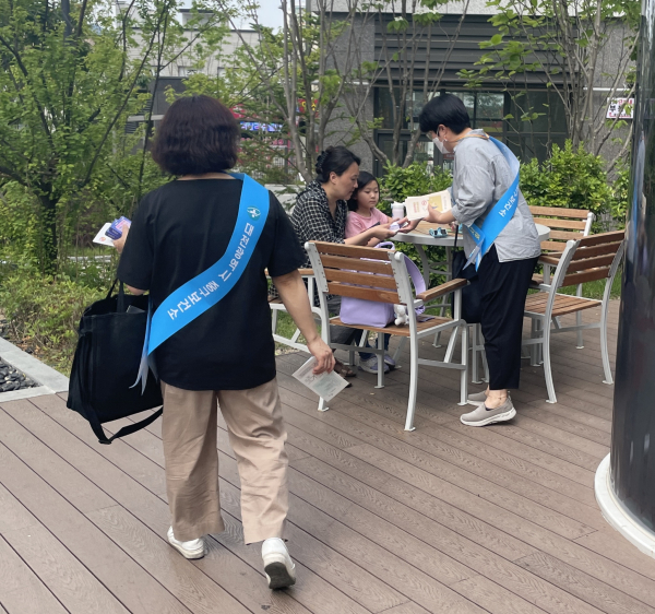 목동더샵리슈빌아파트에서 진행한 금연캠페인 진행 모습