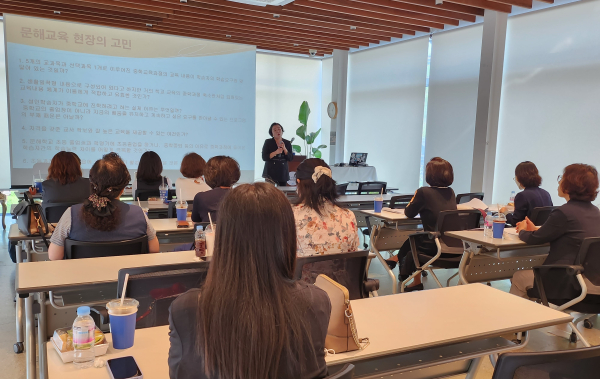 성인 학력인정 문해교육 관계자 연수에서 효과적인 문해교육 운영방안을 논의 중인 참석자들