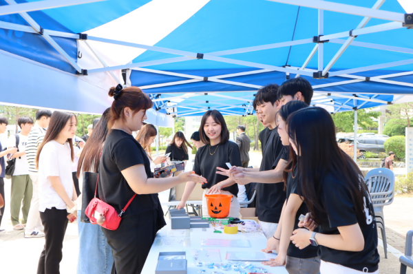 한밭대학교 2023 대동제 축제에서 학생이 이벤트 행사 부스에 참여해 미션 대결을 펼치고 있다.