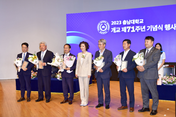 사진 왼쪽부터, 박영순 의원(대리참석), 김홍일 고문, 강준현 의원, 이진숙 총장, 유영돈 사장, 김재철 사장, 정훈진 변호사
