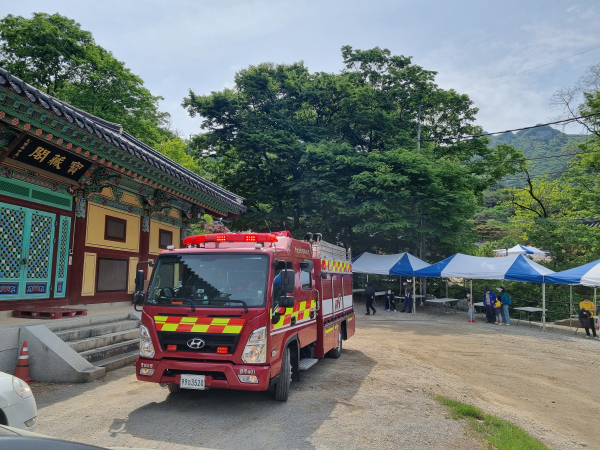 지난해 부처님 오신 날 특별경계근무 기간 공주에 있는 사찰에 근접 배치한 소방차