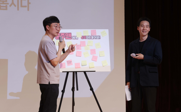 ‘충주시 홍보맨’ 김선태 주무관(사진 왼쪽)과 ‘대전 동구청 홍보맨’ 정재훈 주무관(사진 오른쪽)이 강의가 끝난 뒤 질의응답 시간을 갖고 있다.