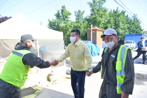 최재구 예산군수 구제역 거점소독시설 방문