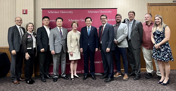 슈라이너대학을 방문한 이광섭 총장(중앙). 이 총장의 왼쪽은 슈라이너대학 맥키니 이사장, 오른쪽은 맥코믹 총장