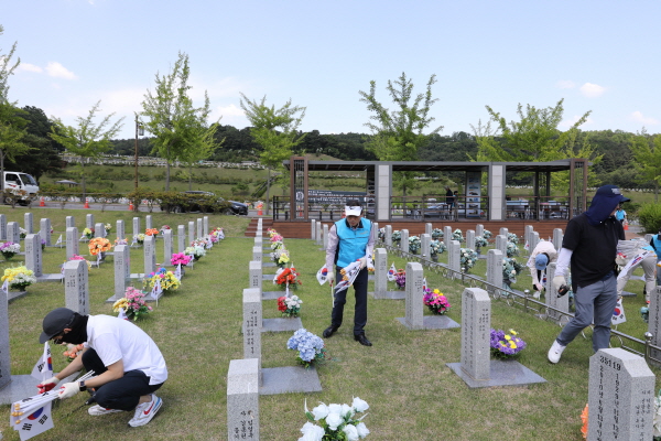 임직원 현충원 봉사활동 진행 모습