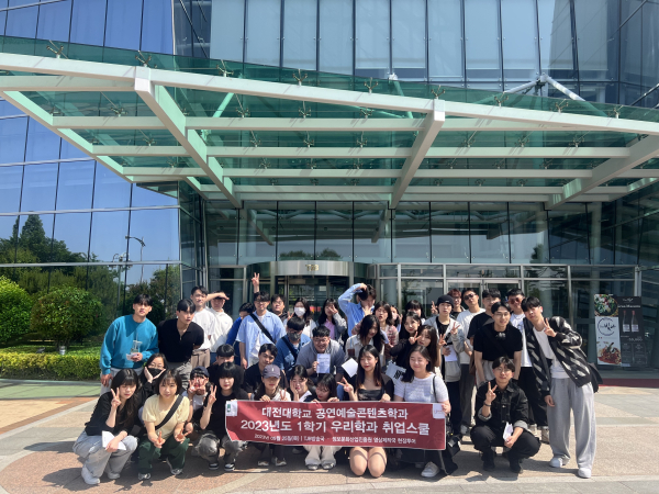 TJB 앞 기념사진