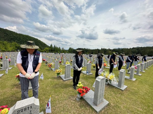 태극기 꽂기 사회공헌 활동 사진