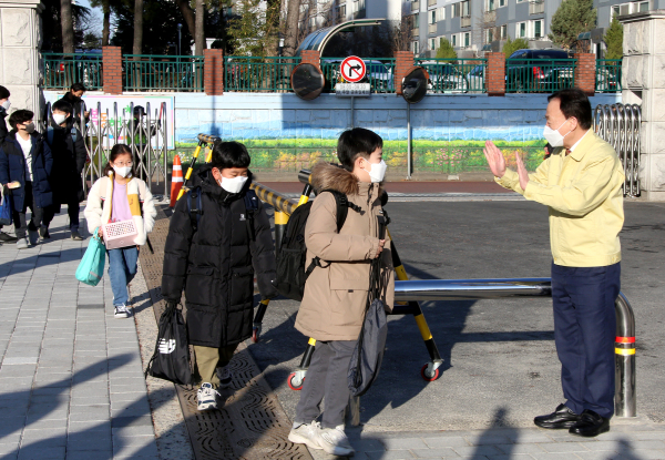 신학기 첫 등교하는 어린이들이 응원하는 설동호 교육감