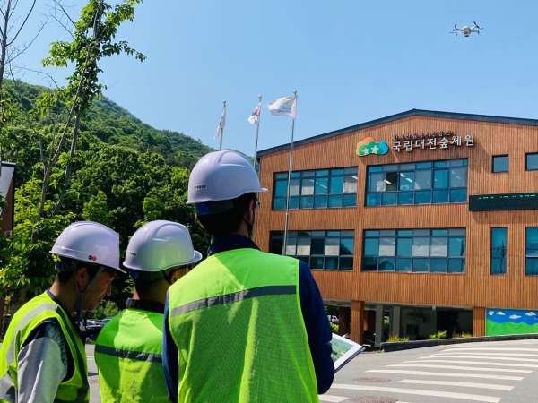 한국산림복지진흥원 안전점검반원들이 국립대전숲체원(대전 유성구 숲체원로)에서 드론을 활용하여 건물 외벽 및 사면 안전성 점검하고 있다.