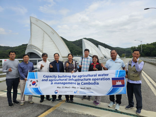 캄보디아 수자원기상부 차관 등 공무원 초청 연수를 진행하였다. (예당저수지 TMTC 현장 교육사진)
