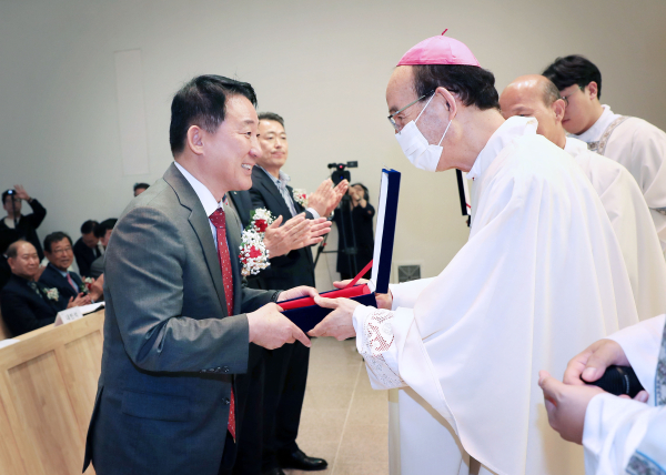 대전 서구 천주교대전교구청 감사패 수상 장면