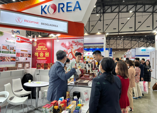 순천향대 GTEP 사업단 소속 학생들이 태국 방콕 식품 수출 전시회에서 베델코리아의 홍보부스를 찾은 외국 바이어들에게 제품 설명을 하고 있다.