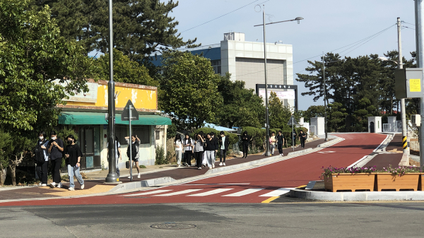 공사가 완료된 인지중학교 통학교(인지소로1-10호) 개설 모습