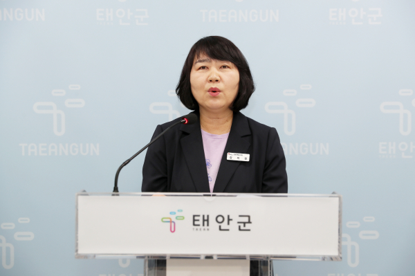 5월 31일 군청 브리핑실에서 브리핑 중인 강미경 문화예술과장.