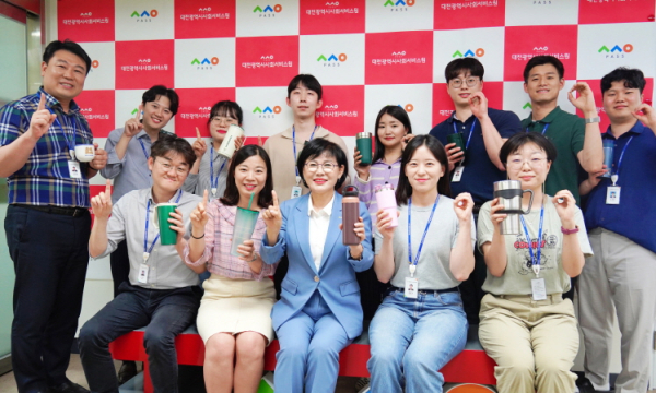 31일 김인식 대전시사회서비스원 원장(사진 하단 가운데)이 일상생활 속 일회용품 사용 줄이기 실천 운동인 ‘일회용품 제로 챌린지’에 참여하며 임직원들과 함께 ‘일회용품은 없다’를 의미하는 동작을 취하고 있다.