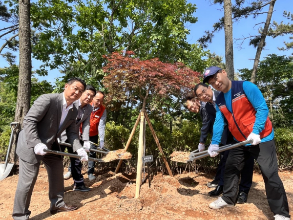 ‘탄소중립 자원봉사 숲’ 기념식수(공작단풍)를 식재하고 있다(왼쪽부터 태안군의회 김영인 의원, 현대트랜시스 홍상원 전무, 황용렬 태안군자원봉사센터장, 정한율 충청남도 자치안전실장, 박경찬 태안군 부군수, 박성순 충청남도자원봉사센터장)