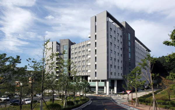 기숙사(홍은학사) 정면 사진