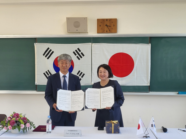 (왼쪽)박희동 교장과 (오른쪽)나카오 유키지 교장이 31일 일본 나라현립국제고에서 학술과 문화 교류를 강화하기 위한 협약을 체결했다.