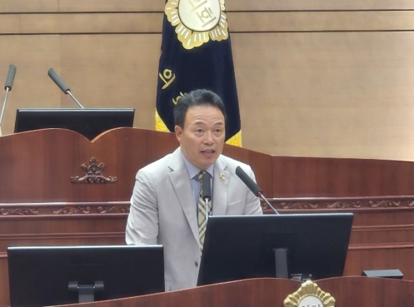 ‘천안 동면 수남리 지정폐기물 매립장 설치 반대 결의안’을 대표 발의하는 류제국 의원/박동혁 기자