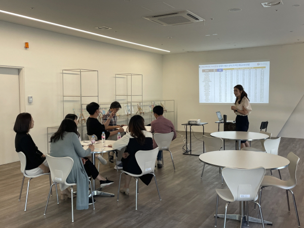 지난 31일 한밭대학교 브런치 토크를 신청한 호수돈여고 교사들을 대상으로 이성애 책임입학사정관이 2024학년도 전형을 설명하고 있다.