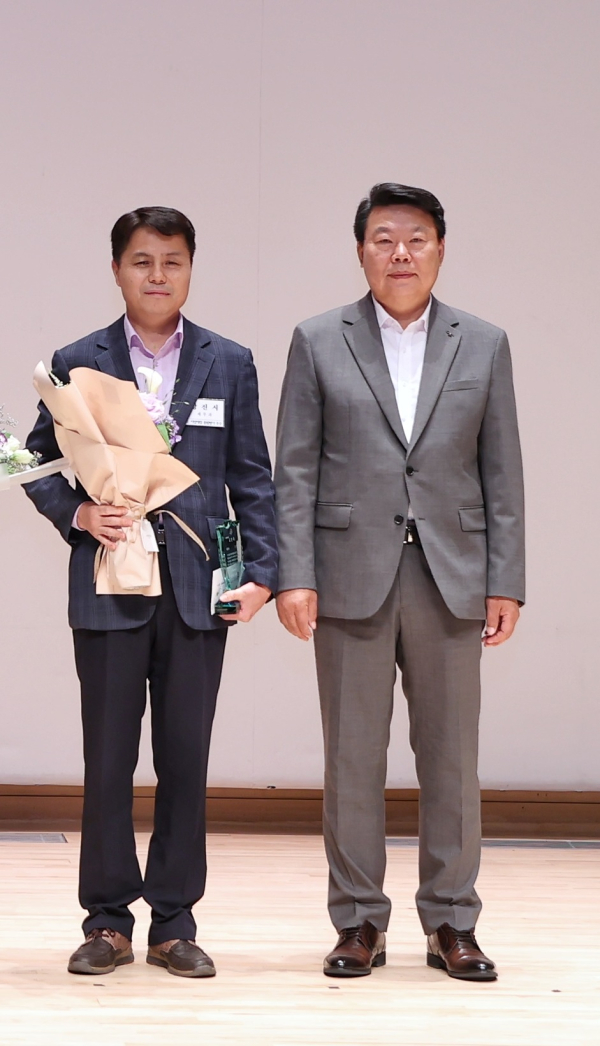 당진시 2022 회계 지방세정 종합평가 최우수 수상 (왼쪽부터 당진시 김인식 세무과장, 당진시 오성환 시장)