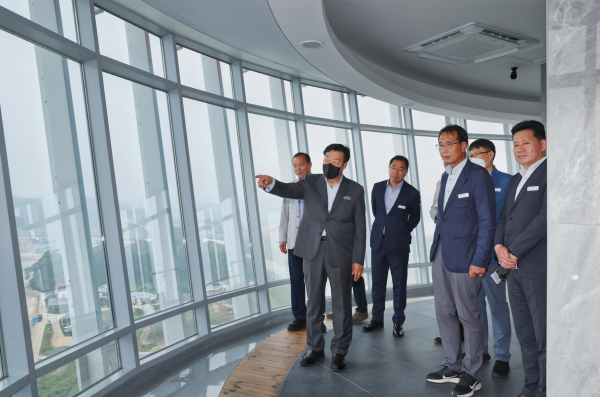 안면도 영목항 전망대 개관식 후 전망대를 둘러보는 가세로 군순 모습