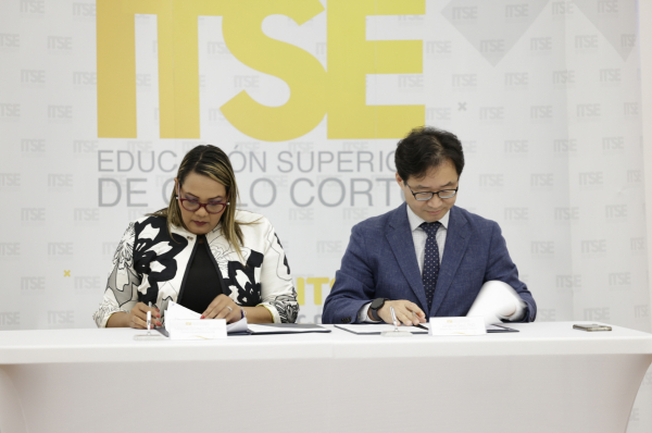 한밭대 서준석 지역협력센터장과 파나마 ITSE 멜라니 총장의 협약식 모습